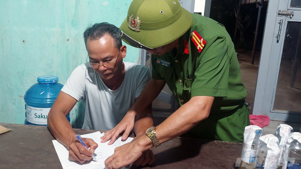 Thêm một doanh nghiệp bị bắt quả tang xả thải ra sông Sa Lung