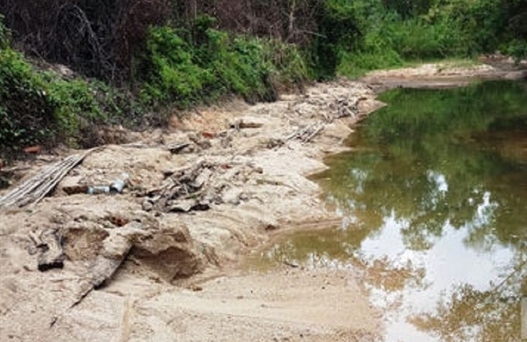 'Cát tặc' hăm dọa người dân