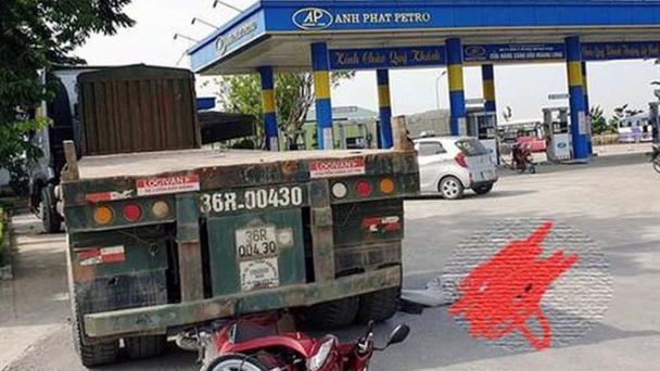 Xe đầu kéo lùi không quan sát gây chết người