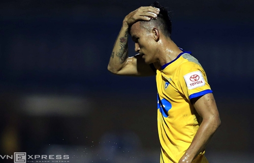 Cầu thủ Thanh Hóa khâu đầu năm mũi trong trận đấu ở V-League