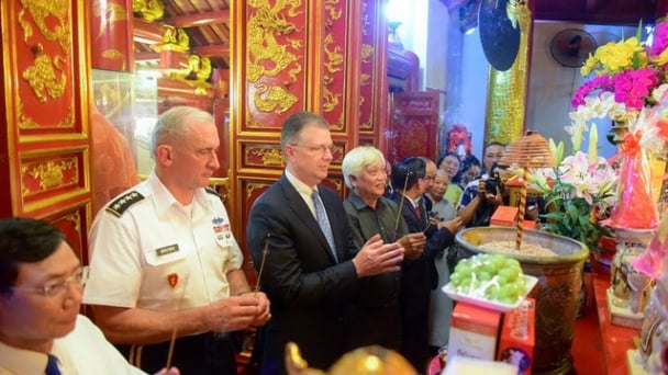 Tư lệnh Lục quân và Đại sứ Mỹ dâng hương tại đền thờ Hai Bà Trưng