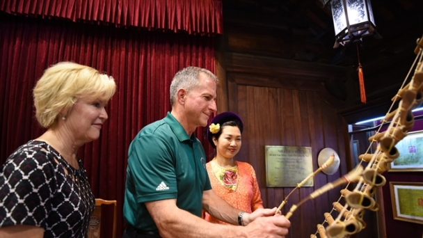 Hai Đại tướng Không quân Mỹ thăm Văn Miếu - Quốc Tử Giám, học chơi đàn T-rưng