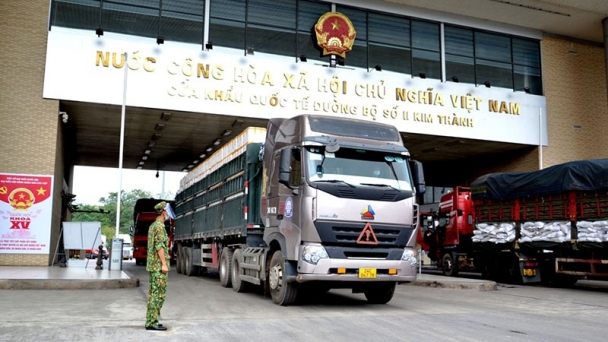 Lào Cai tạm dừng nhận xe trái cây qua cửa khẩu Kim Thành