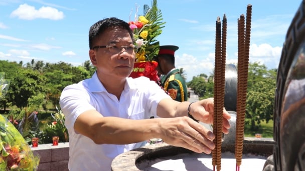 Phó Thủ tướng Lê Thành Long thăm, tặng quà tại Quảng Trị