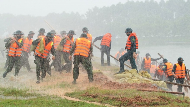 Bão TALIM đổ bộ, gió giật cấp 13, gây mưa lớn trên diện rộng