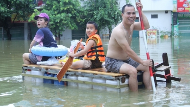 Creative flood rafts employed by the people of Tuyen Quang