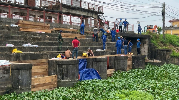 'Saving' dykes and irrigation works after Typhoon Yagi: Dirty water surrounds canals and fields