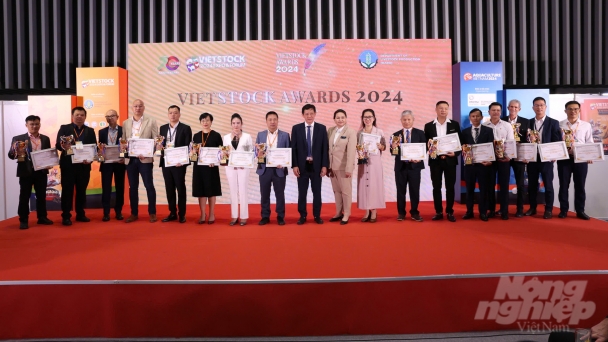 Honoring 12 outstanding enterprises in the livestock industry of Vietnam