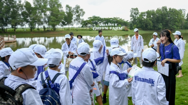 Học sinh hào hứng khám phá trang trại, nhà máy 'xanh' sản xuất sữa Vinamilk