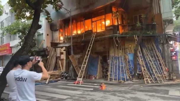 Hà Nội: Cháy lớn quán cafe trên phố Hàng Vải, nhiều người hoảng sợ