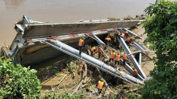 Vụ sập cầu Phong Châu: Đã tìm thấy thi thể nạn nhân đầu tiên