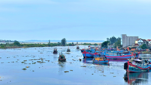 Cửa biển bị bồi lấp, tàu cá thiếu nơi tránh trú