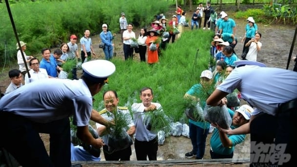 HANE donates 1.5 million trees to the military and civilians of the Truong Sa Islands