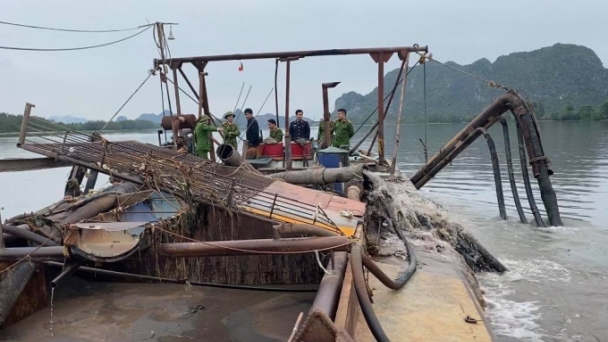 Quảng Ninh: Khởi tố đối tượng khai thác cát trái phép trên sông Đá Bạc