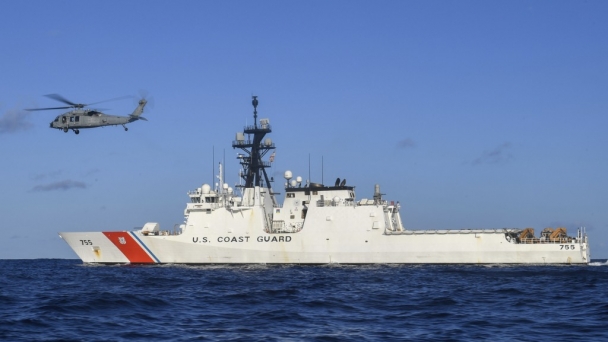 Tàu tuần tra Mỹ chặn tàu cá trái phép của Trung Quốc