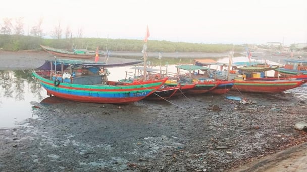 Bao giờ tàu thuyền hết cảnh ‘mắc cạn’?