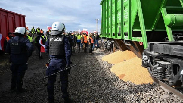 Nông dân Ba Lan phong tỏa toàn bộ biên giới, đổ bỏ ngũ cốc Ukraine