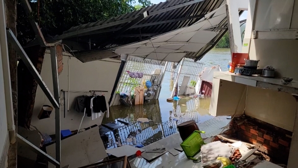 Sạt lở bờ sông Bình Thủy, 10 căn nhà bị ảnh hưởng nặng