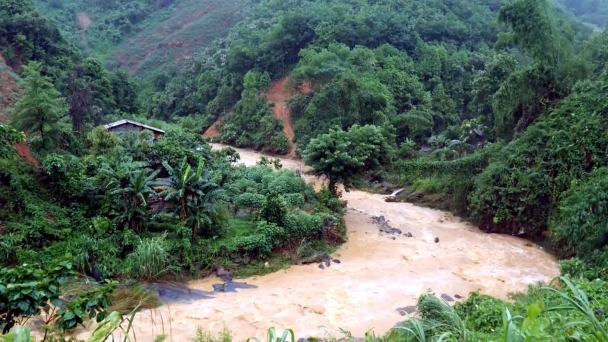 Lũ ống cuốn hai người mất tích