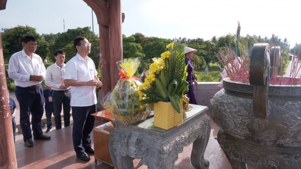 Dâng hương tưởng niệm các anh hùng liệt sỹ tại Di tích Thành cổ Quảng Trị