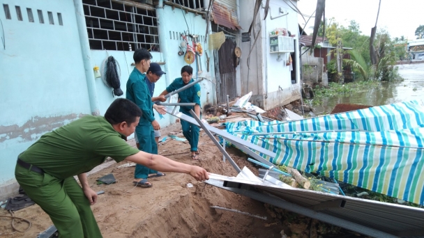 Công bố tình huống khẩn cấp sạt lở bờ sông Măng Thít