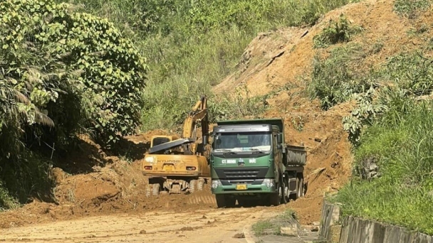 Sạt lở 5.400m3 đất lấp kín tuyến quốc lộ 279 qua Lào Cai