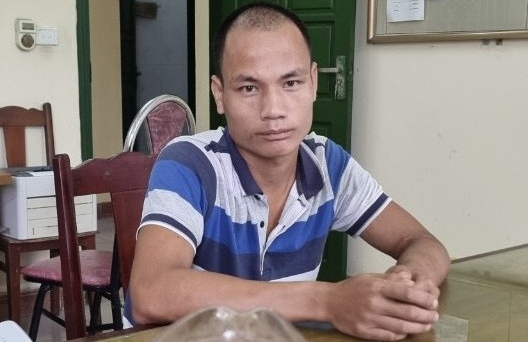 Cha dượng treo con riêng của vợ lên xà nhà đánh đập, dội nước