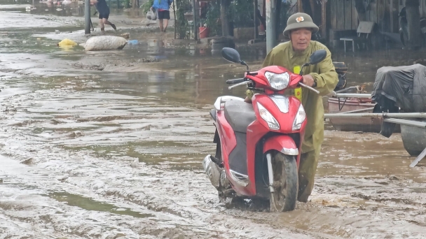 Người dân thành phố Lào Cai lo dọn bùn đất sau lũ lụt