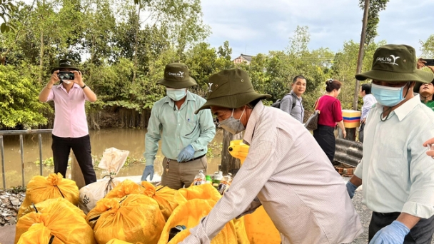 Triple rinsing to promote pesticide packaging recycling