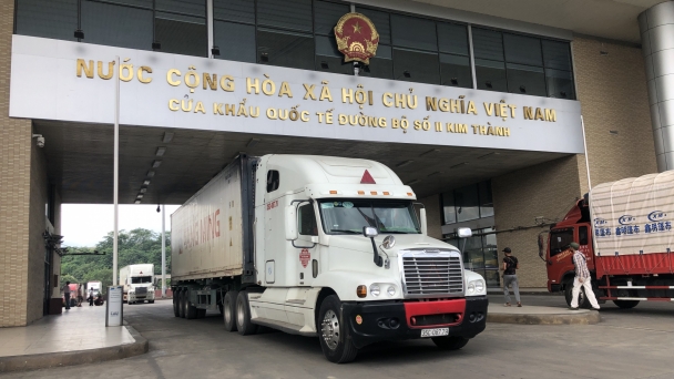 Nông sản qua Lào Cai thông thoáng, mỗi ngày 30-40 xe thông quan