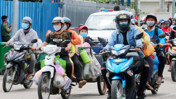 Tháo chạy về quê: Mong an toàn trong lo âu