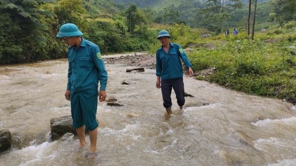 Lũ cuốn trôi một cháu bé khi đi chăn trâu