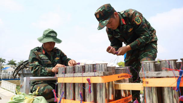 Rộn ràng khoảnh khắc đón Giao thừa trên vùng đất Tây Đô
