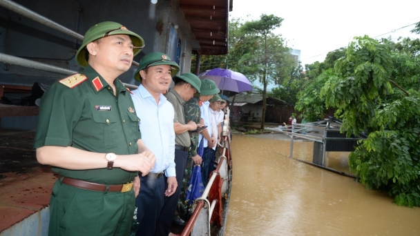 Trung tướng Nguyễn Quốc Duyệt kiểm tra hệ thống đê, kè chống lũ huyện Ba Vì