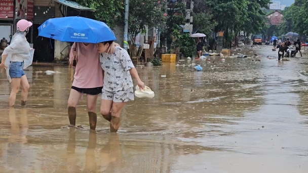 Nước rút, bùn trên tuyến phố đẹp nhất Lào Cai dày tới 30cm