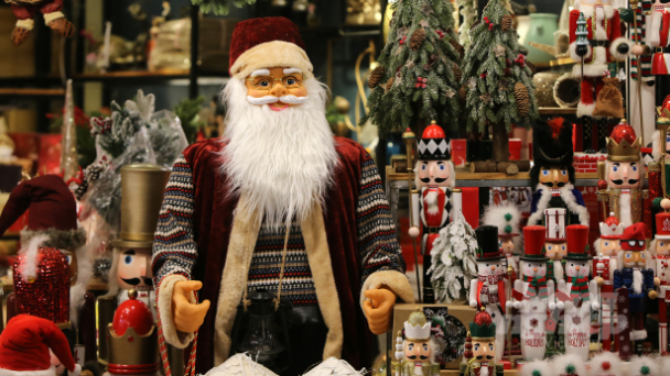 Giới trẻ Hà Nội chen chân mua sắm đón Noel 2021