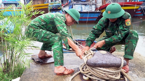 Người dân hối hả ứng phó trước khi bão số 4 đổ bộ