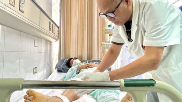 Phú Thọ: Người đàn ông bị máy cắt cỏ cắt đứt rời cổ chân