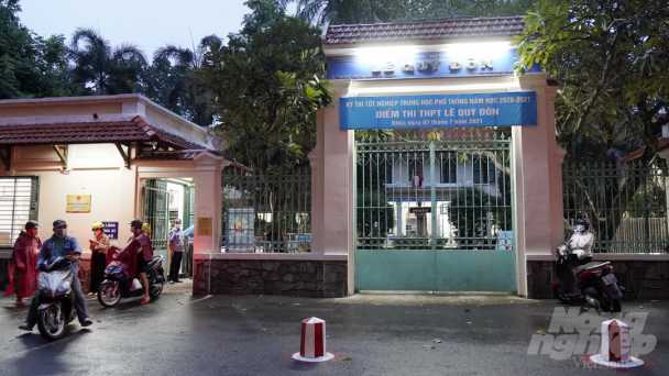 Phụ huynh đem sách vở, chăn mền cho 23 thí sinh cách ly tại điểm thi