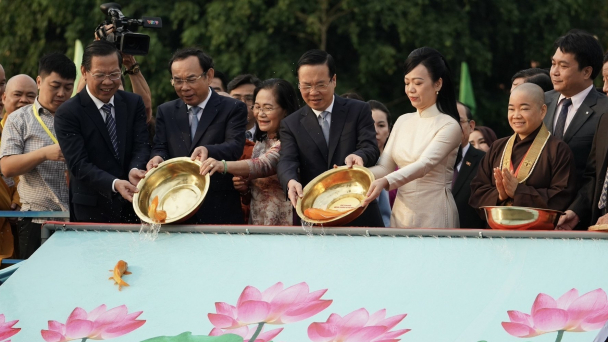Chủ tịch nước cùng kiều bào dâng hương, thả cá tại Bến nhà Rồng