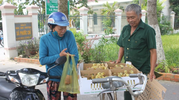 Trao tặng vịt giống cho người có công, cư dân biên giới dịp 27/7