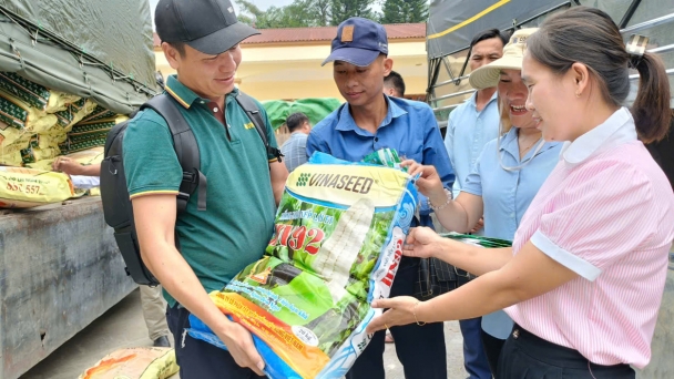 Vinaseed hỗ trợ hơn 20 tấn hạt giống ngô, rau cho Yên Bái, Lào Cai