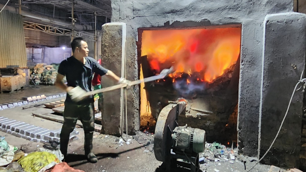 Nụ cười ngây ngô của hai cô gái ở làng chì Đông Mai