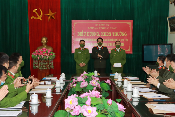 Công an tỉnh Lai Châu khen thưởng cho tập thể, cá nhân có thành tích xuất sắc triệt phá 2 chuyên án ma tuý. Ảnh: N.H