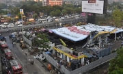 Khoảnh khắc biển quảng cáo ở Ấn Độ đổ sập khiến hàng chục người thương vong