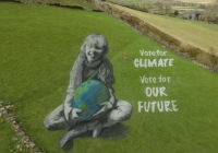 Tác phẩm nghệ thuật trên đồng cỏ kêu gọi hành động vì Ngày Trái đất