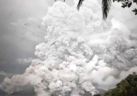 Núi lửa Indonesia phun tro bụi, cảnh báo khả năng sóng thần