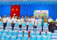Tặng quà, nước uống cho người dân xã Cẩm Sơn