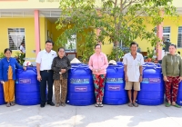 Agribank Tiền Giang tặng bồn trữ nước tại huyện đảo Tân Phú Đông