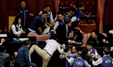 Bất đồng về cải tổ cơ quan lập pháp, các nghị sĩ Đài Loan ‘nói chuyện’ bằng chân tay